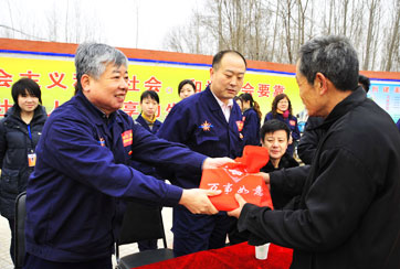 2010年2月9日，由集团党委书记杨建忠带队，分别来到112师和涞水寺皇浦村进行新春慰问